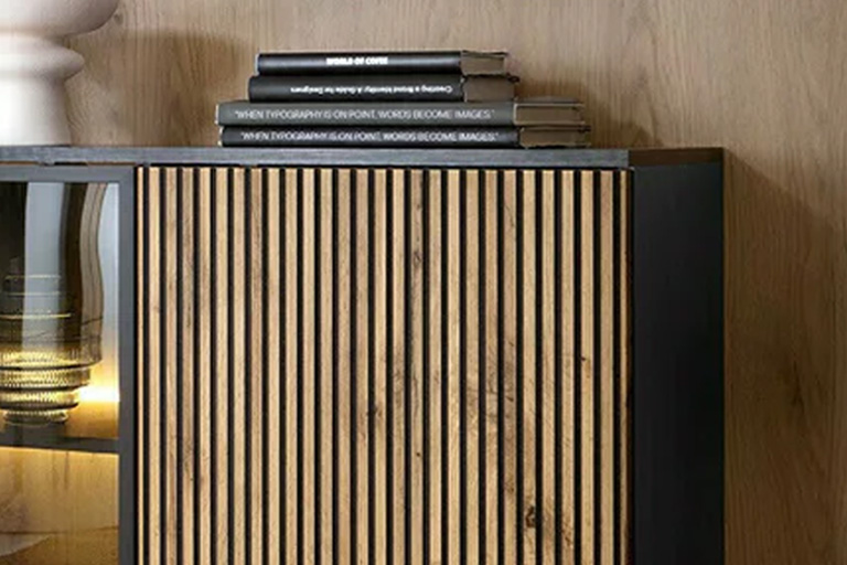 Mobilier cu caneluri sau lamele