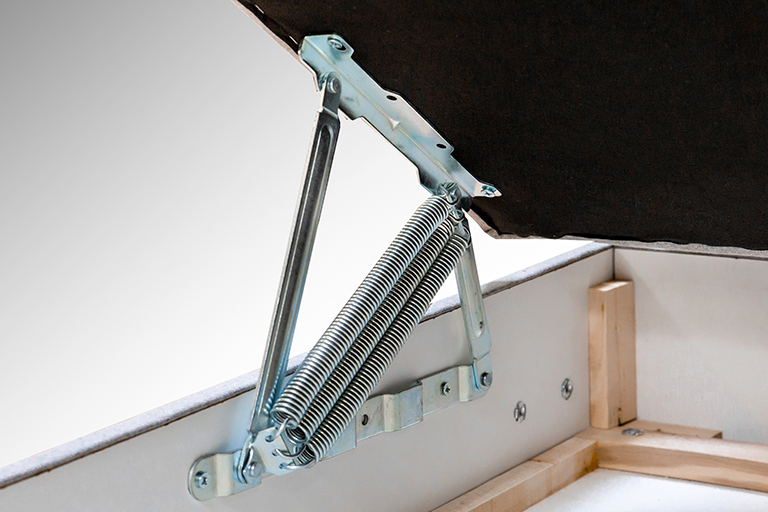 Mecanism de ridicare cu arc